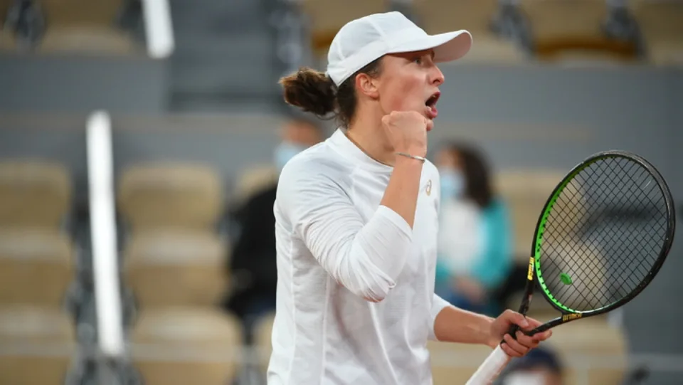 Теннис. WTA. Швентек в матче с Соболенко била с форхенда сильнее, чем бьют в ATP