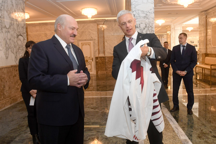 Лукашенко получил в подарок хоккейный свитер сборной Латвии с первым номером и своей фамилией